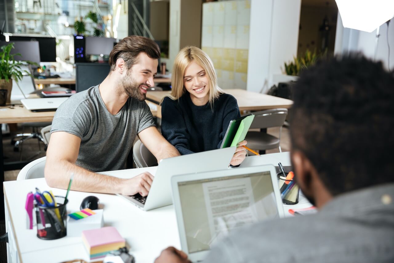 peopleofficehappy-2__opdb-op60069929a62e57-57218017